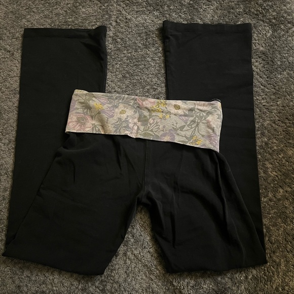 Black Fold Over Yoga Pants with Floral Waistband HOLD - Picture 4 of 4